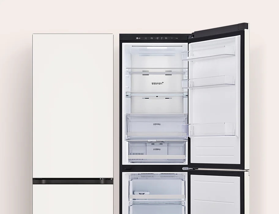 냉장고 이미지로, 문이 열려 내부가 보입니다. 내부에는 여러 개의 선반과 투명한 서랍이 있으며, 서랍에는 신선보관실이라는 텍스트가 있습니다. 냉장고 문 안쪽에는 작은 수납 공간이 여러 개 있습니다. 외관은 깔끔한 흰색입니다.