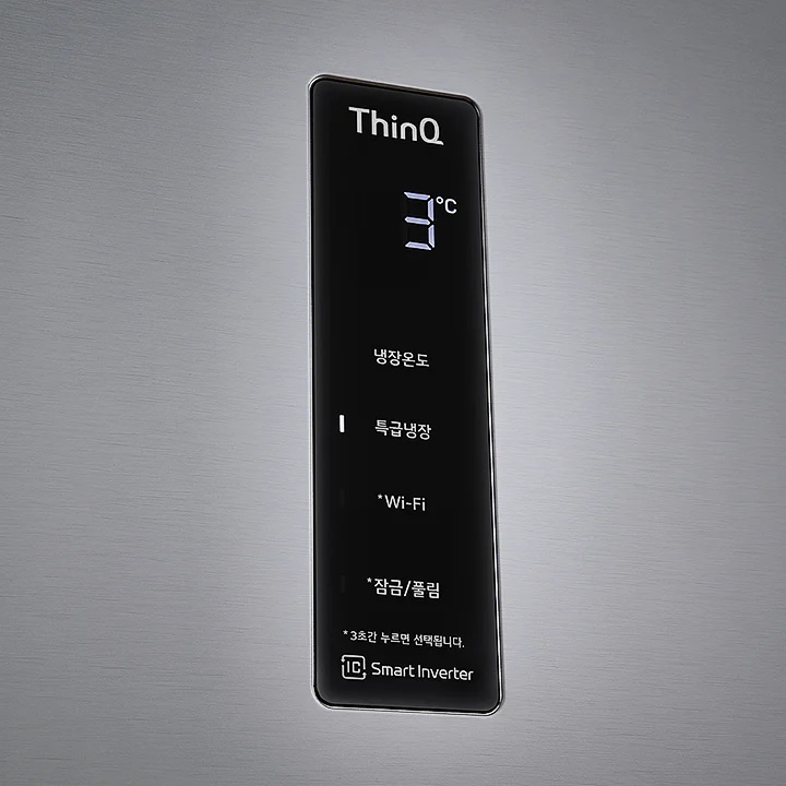 ThinQ라는 글자가 있는 디지털 디스플레이가 있으며, 온도는 3°C로 표시되어 있습니다. 냉장온도, 특급냉장, * Wi-Fi, * 잠금/풀림이라는 텍스트가 나열되어 있고, * 3초간 누르면 선택됩니다.라는 안내 문구가 있습니다. 하단에는 Smart Inverter라는 로고가 보입니다.