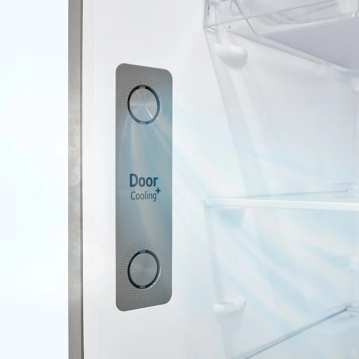 냉장고 문 안쪽에 Door Cooling+라는 텍스트가 적힌 패널이 있습니다. 패널에는 두 개의 원형 버튼이 있으며, 냉각 공기가 나오는 모습이 시각적으로 표현되어 있습니다. 냉장고 내부에는 투명한 선반이 보입니다.