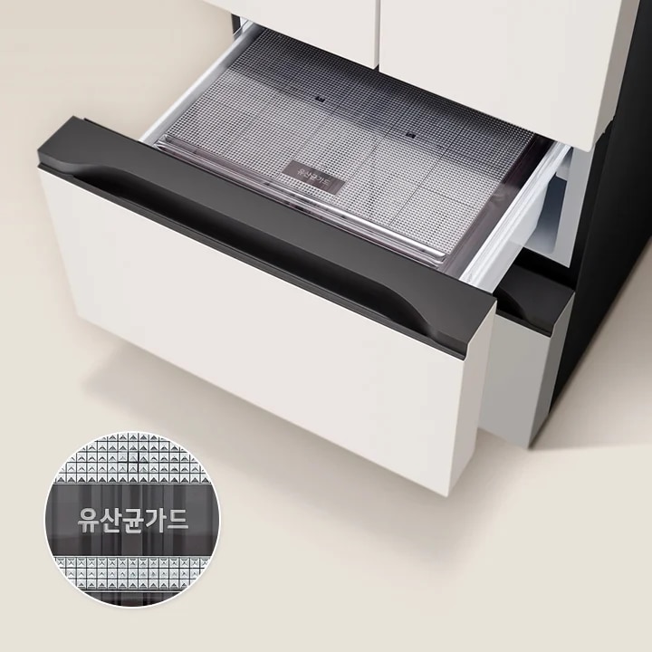서랍이 열려 있으며, 내부에는 그물망 형태의 패턴이 있는 트레이가 보입니다. 트레이 위에는 유산균가드라는 텍스트가 적혀 있습니다. 배경은 밝은 색상으로 되어 있습니다.