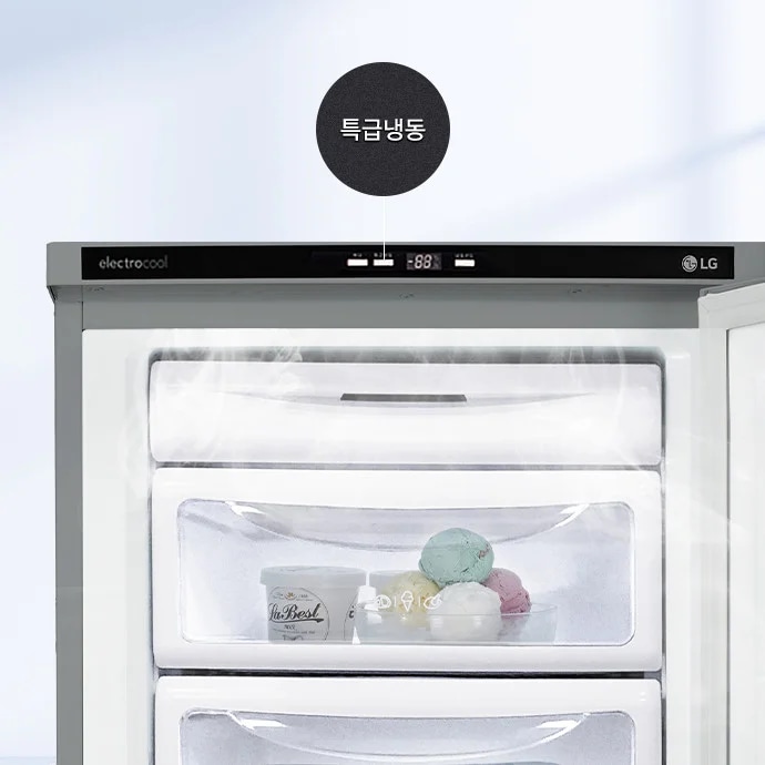 냉장고의 문이 열려 있으며, 내부에 아이스크림이 담긴 용기와 아이스크림 볼이 보입니다. 상단에는 electrocool과 LG 로고가 있으며, 디지털 온도 표시기에는 -88이 표시되어 있습니다. 특급냉동이라는 문구가 강조되어 있습니다.