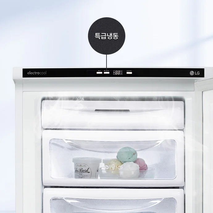 냉장고의 문이 열려 있으며, 내부에 아이스크림이 담긴 용기와 아이스크림 볼이 보입니다. 상단에는 electrocool과 LG 로고가 있으며, 디지털 온도 표시기가 있습니다. 특급냉동이라는 문구가 강조되어 있습니다.