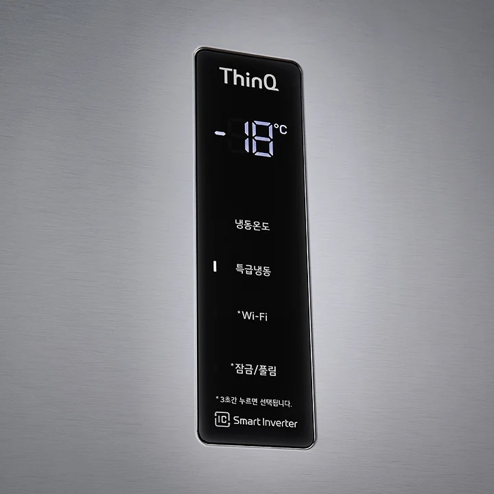 이미지에는 금속성 배경에 검은색 디스플레이 패널이 있으며, 상단에 ThinQ라는 텍스트가 보입니다. 디스플레이에는 -18&deg;C라는 온도가 표시되어 있고, 그 아래로 냉동온도, 특급냉동, *Wi-Fi, *잠금/풀림이라는 텍스트가 나열되어 있습니다. 하단에는 *3초간 누르면 선택됩니다.라는 문구와 Smart Inverter라는 로고가 있습니다.